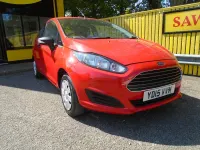 Usado Ford Fiesta Studio 82 CV (60 kW) 2015 Rojo Utilitario