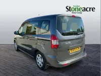 Usado Ford Tourneo Courier Zetec 99 CV (72 kW) 2019 Gris Monovolumen