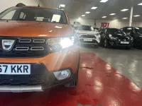 Usado Dacia Sandero Stepway 90 CV (66 kW) 2017 Naranja Utilitario