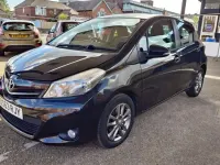 Begagnad Toyota Yaris 69 HK (50 kW) 2014 Svart Halvkombi