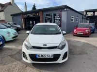 Begagnad Kia Rio 2015 Vit Halvkombi