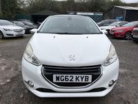 Used Peugeot 208 2013 White Hatchback
