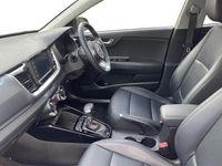 Used Kia Stonic 118 HP (86 kW) 2020 Clear white with red roof SUV