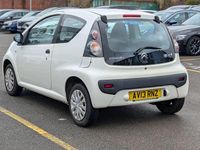 Used Citroën C1 68 HP (50 kW) 2013 White Hatchback