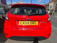 Usado Ford Fiesta Zetec 82 CV (60 kW) 2015 Rojo Utilitario