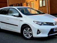 Used Toyota Auris Hybrid 136 HP (100 kW) 2013 White Hatchback