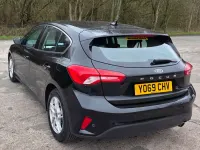 Begagnad Ford Focus Zetec 2020 Svart Halvkombi