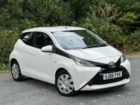 Used Toyota Aygo X-play 69 HP (50 kW) 2016 White Hatchback