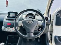 Begagnad Toyota Aygo 68 HK (50 kW) 2013 Vit Halvkombi