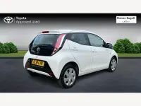 Usado Toyota Aygo X-play 2018 Blanco Utilitario
