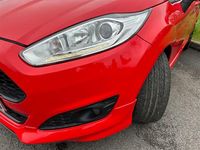 Begagnad Ford Fiesta Zetec 2016 Röd Halvkombi