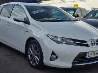 Usado Toyota Auris Hybrid 136 HP (100 kW) 2014 Branco Carrinha