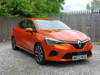 Used Renault Clio V Iconic 90 HP (66 kW) 2022 Orange Hatchback