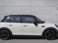 Usado Mini Cooper Classic 134 HP (98 kW) 2022 Branco Citadino