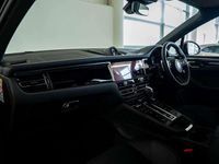 Used Porsche Macan 261 HP (191 kW) 2025 Black SUV