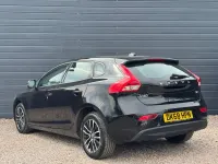 Używany Volvo V40 Momentum 122 KM (89 kW) 2018 Czarny Hatchback