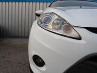 Used Ford Fiesta Zetec 95 HP (69 kW) 2011 White Hatchback