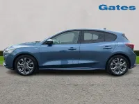 Ny Ford Focus ST-Line 2025 Blå Halvkombi
