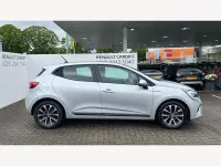 Używany Renault Clio V Iconic 90 KM (66 kW) 2022 Srebrny Hatchback
