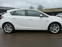 Used Vauxhall Astra SRi 140 HP (102 kW) 2013 White Hatchback