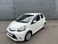 Gebraucht Toyota Aygo 68 PS (50 kW) 2013 Weiß Kleinwagen
