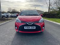 Begagnad Toyota Yaris 99 HK (72 kW) 2014 Röd Halvkombi