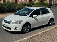 Used Toyota Auris Hybrid 136 HP (100 kW) 2012 White Hatchback