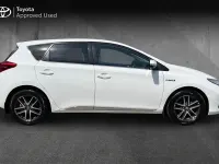Used Toyota Auris Hybrid 136 HP (100 kW) 2015 Pure white Hatchback