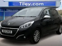 Used Peugeot 208 Signature Sky 82 HP (60 kW) 2019 Black Hatchback