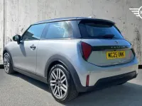 Usado Mini Cooper Hatch 113 kW (154 CV) 2025 Plateado Utilitario