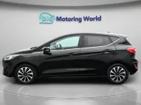 Begagnad Ford Fiesta Titanium 100 HK (73 kW) 2023 Svart Halvkombi