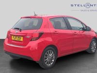 Begagnad Toyota Yaris 69 HK (50 kW) 2016 Röd Halvkombi