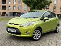 Begagnad Ford Fiesta Zetec 2010 Grön Halvkombi