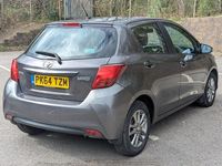 Używany Toyota Yaris 99 KM (72 kW) 2014 Szary Hatchback