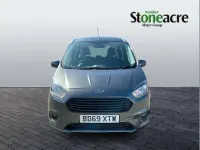Usado Ford Tourneo Courier Zetec 99 CV (72 kW) 2019 Gris Monovolumen