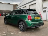 Begagnad Mini Cooper Exclusive 134 HK (98 kW) 2022 Grön Halvkombi