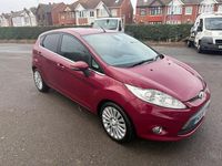 Begagnad Ford Fiesta Titanium 2009 Röd Halvkombi