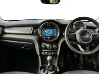Usado Mini Cooper Classic 134 HP (98 kW) 2019 Branco Citadino