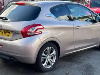 Second-hand Peugeot 208 Allure 2013 Roz Hatchback