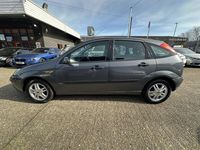 Usado Ford Focus Zetec 100 HP (73 kW) 2004 Cinzento Citadino