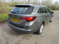 Usado Vauxhall Astra Design Edition 136 CV (100 kW) 2017 Gris Familiar
