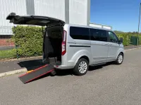 Usado Ford Tourneo Titanium 130 CV (95 kW) 2022 Plateado Monovolumen