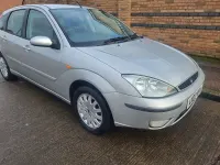 Begagnad Ford Focus Ghia 2003 Silver Halvkombi