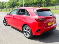 Begagnad Kia Ceed 136 HK (100 kW) 2021 Röd Halvkombi
