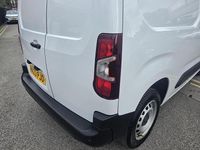 Second-hand Peugeot Partner Premium 102 CP (75 kW) 2023 Alb Monovolum