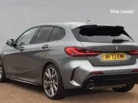 Usado BMW M135 Comfort Edition 302 CV (222 kW) 2024 Gris Utilitario
