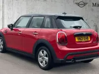 Begagnad Mini Cooper Classic 136 HK (100 kW) 2021 Röd Halvkombi
