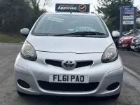 Usado Toyota Aygo 68 CV (50 kW) 2011 Plateado Utilitario