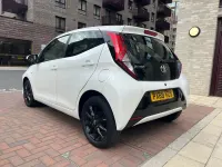 Usado Toyota Aygo X-play 72 HP (52 kW) 2019 Branco Citadino