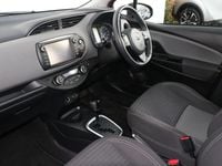 Usado Toyota Yaris Hybrid 2018 Rojo Utilitario